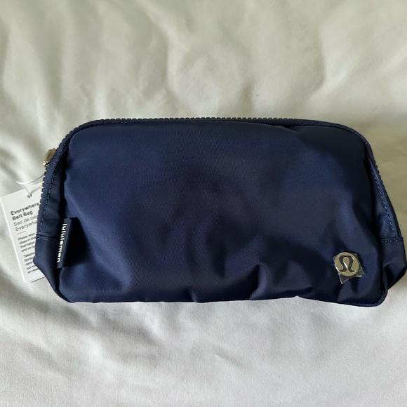 Lululemon Everywhere belt bag 1L navy blue, new with tag - Picture 1 of 4